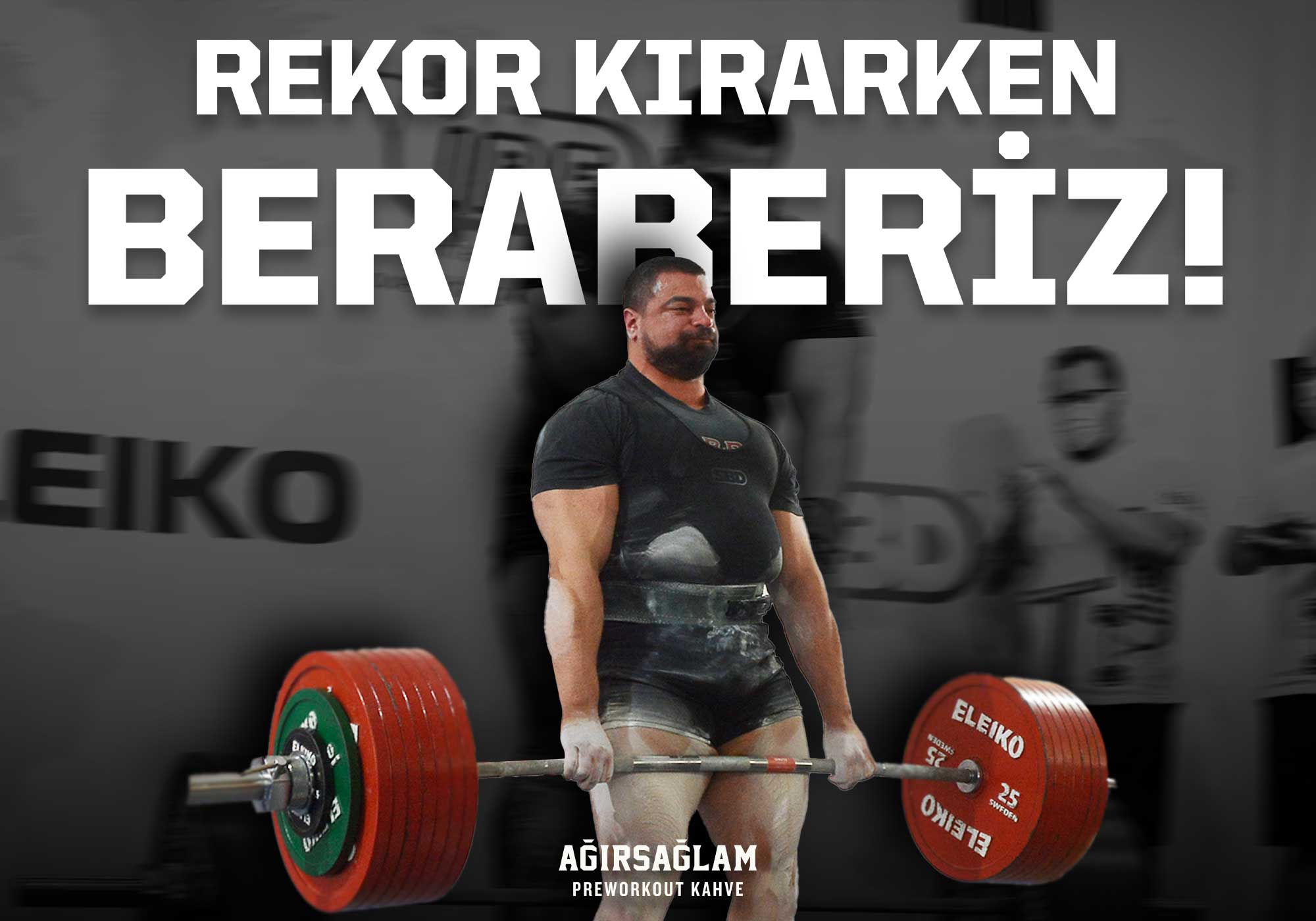 Cenk Koçak isimli powerlifting yarışmacısının deadlift kaldırışı yaparken ön cepheden çekilmiş bir fotoğrafının üzerinde "rekor kırarken beraberiz" yazısı ve altında Ağırsağlam logosu bulunuyor.
