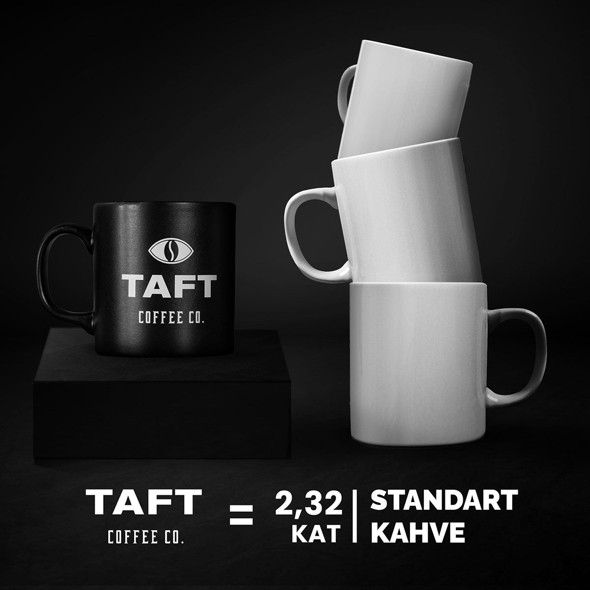 Yan yana duran TAFT Kupa ve üste dizilmiş beyaz renkli üç adet kupa.