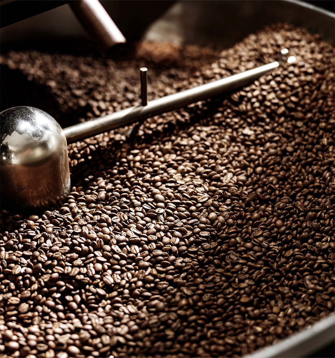 İçi kavrulmuş kahveyle dolu bir kavrum makinesinin soğutma tamburu.