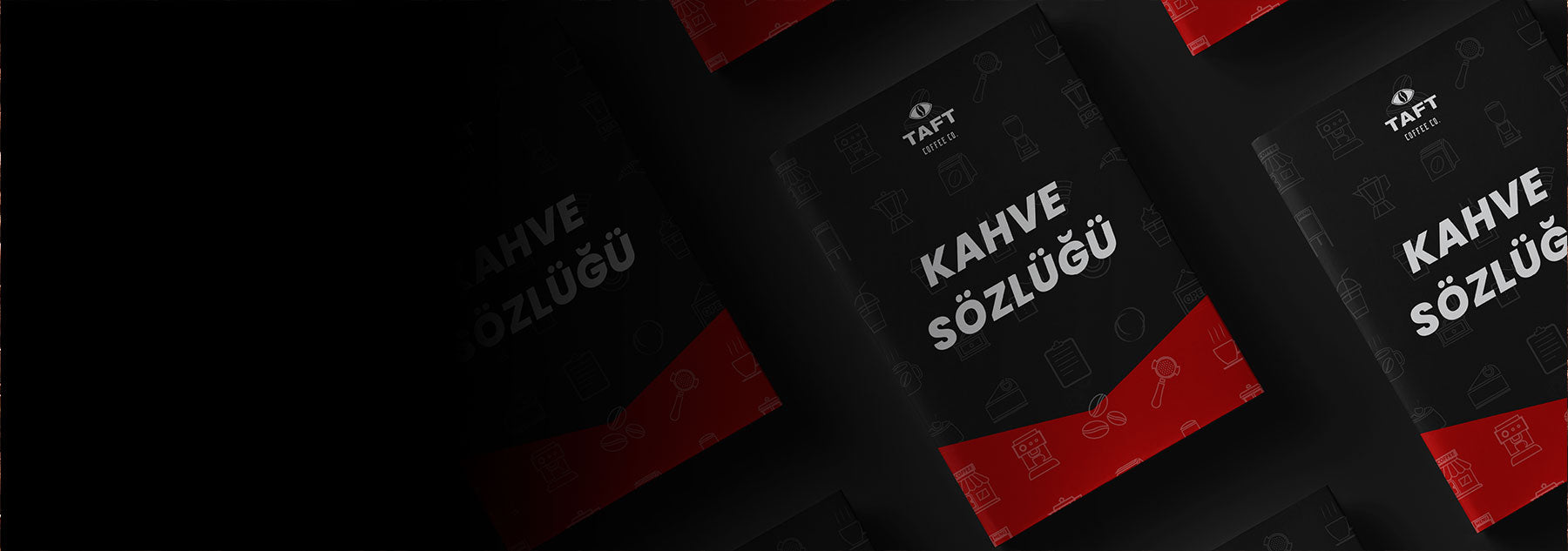 Siyah zemin üzerinde yan yana yer alan kahve sözlüğü kitapçıkları.