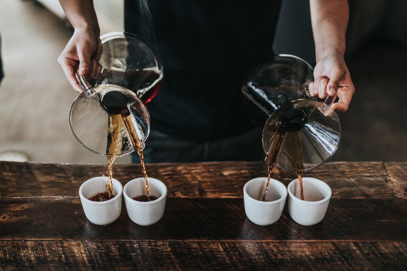 Barista, masanın üstünde chemex ile yüksek kafeinli taft kahve servis ediyor