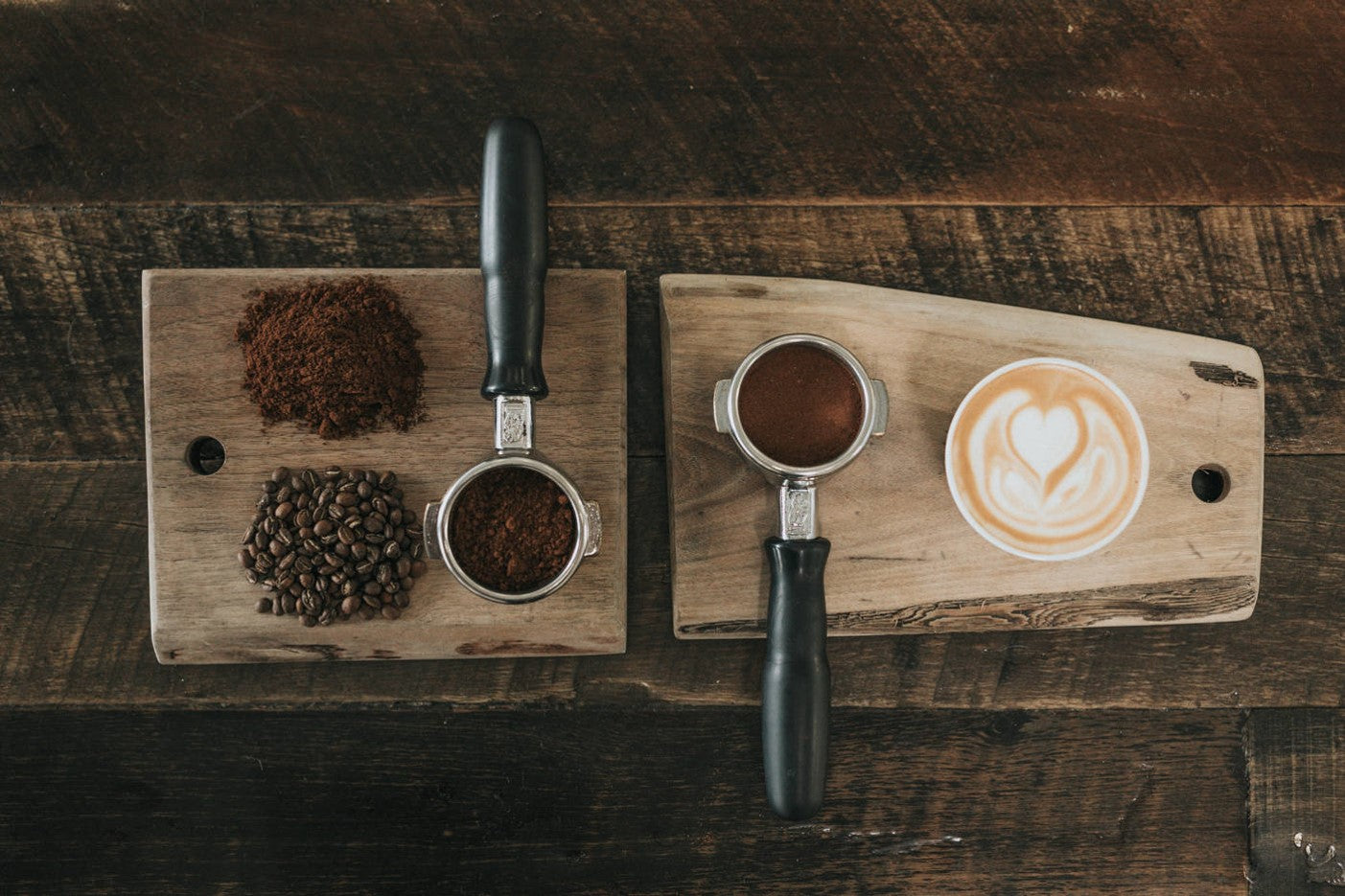 yukarıdan çekilmiş filtre kahve çekirdek kahve espresso kaşığı ve latte