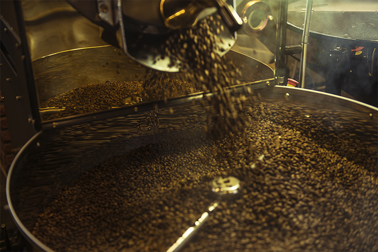 Kavurma makinesinden kavrulmuş Taft Kahve dökülüyor