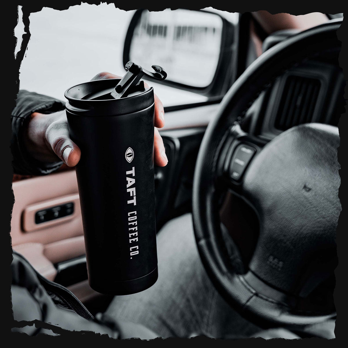 Aracın şoför koltuğunda oturarak filtre kahve dolu TAFT Termos tutan bir kişi yer almaktadır.